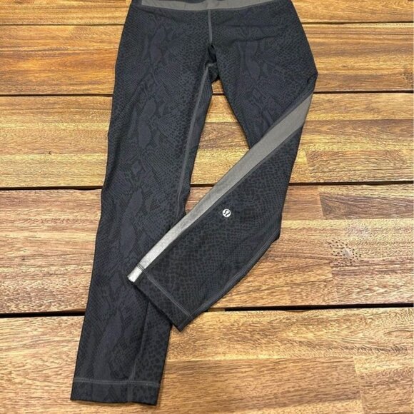 LULULEMON snakeskin pattern leggings. Size 6. Black and charcoal. Reflective. 3 - Picture 2 of 11